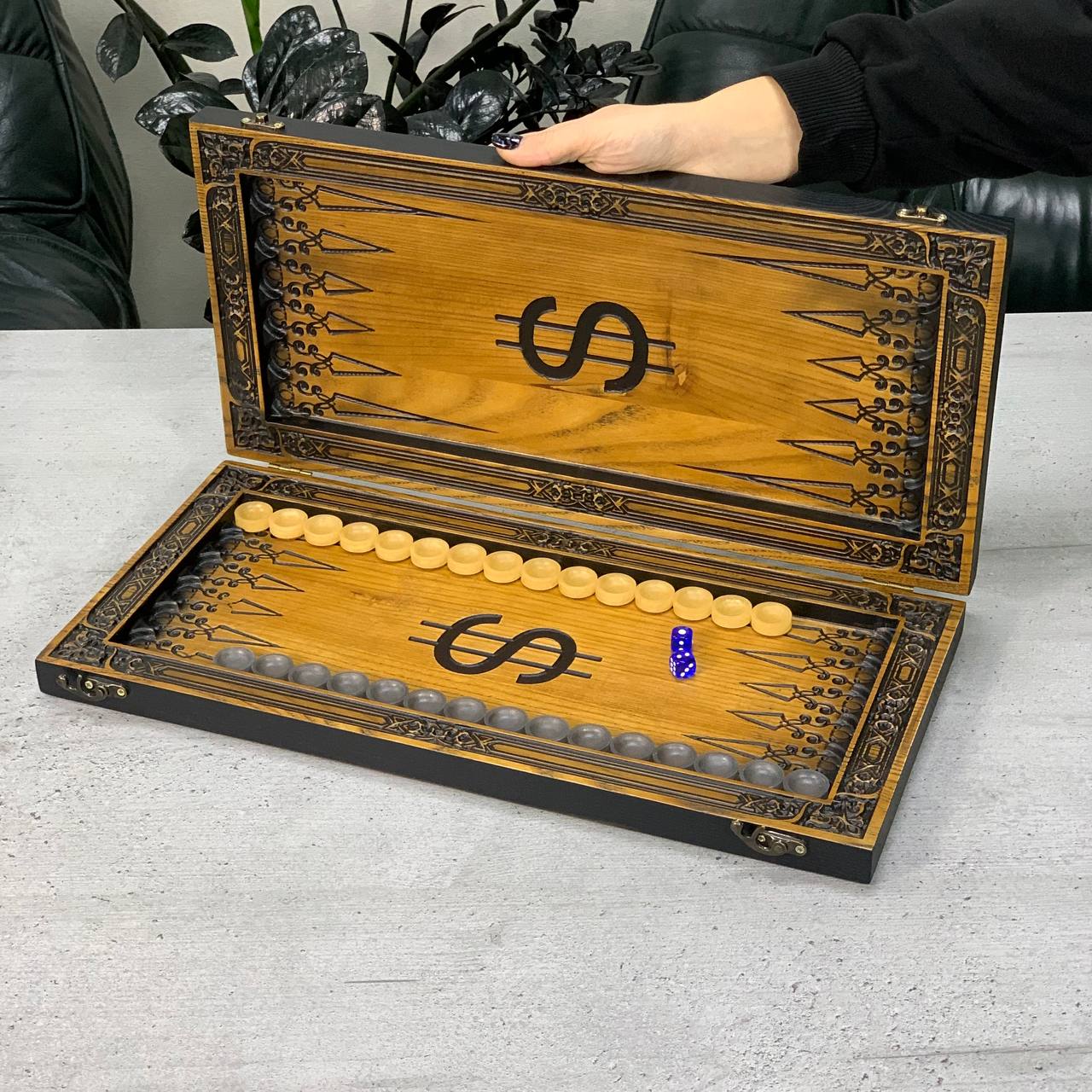 Hölzernes Backgammon-Brettspielset „Dollar“, 46×23×3cm, geschenkfertig und individuell anpassbar.