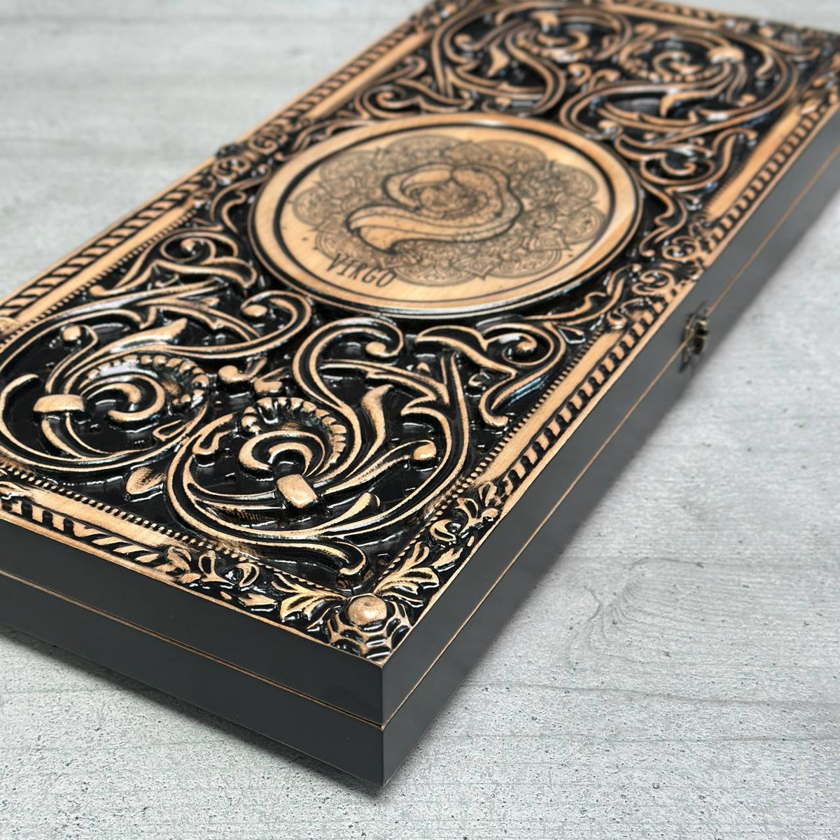Holz-Backgammon „Wassermann“, 50×23×9cm, individuell gestaltet und geschenkfertig