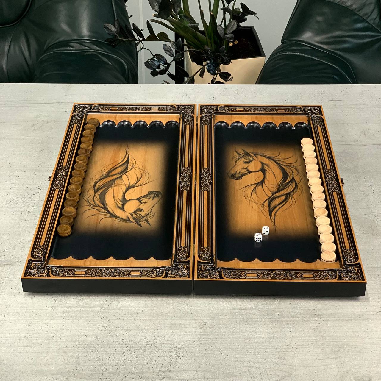 Handgefertigtes Holz-Backgammon „Löwe“ mit Epoxidharz-Chips – Klein, elegant, individuell anpassbar. Geschenkfertig