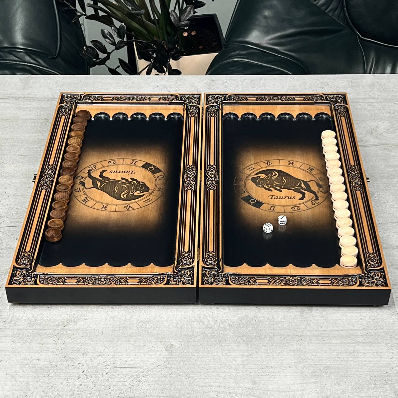 Handgefertigtes Holz-Backgammon „Löwe“ mit Epoxidharz-Chips – Klein, elegant, individuell anpassbar. Geschenkfertig