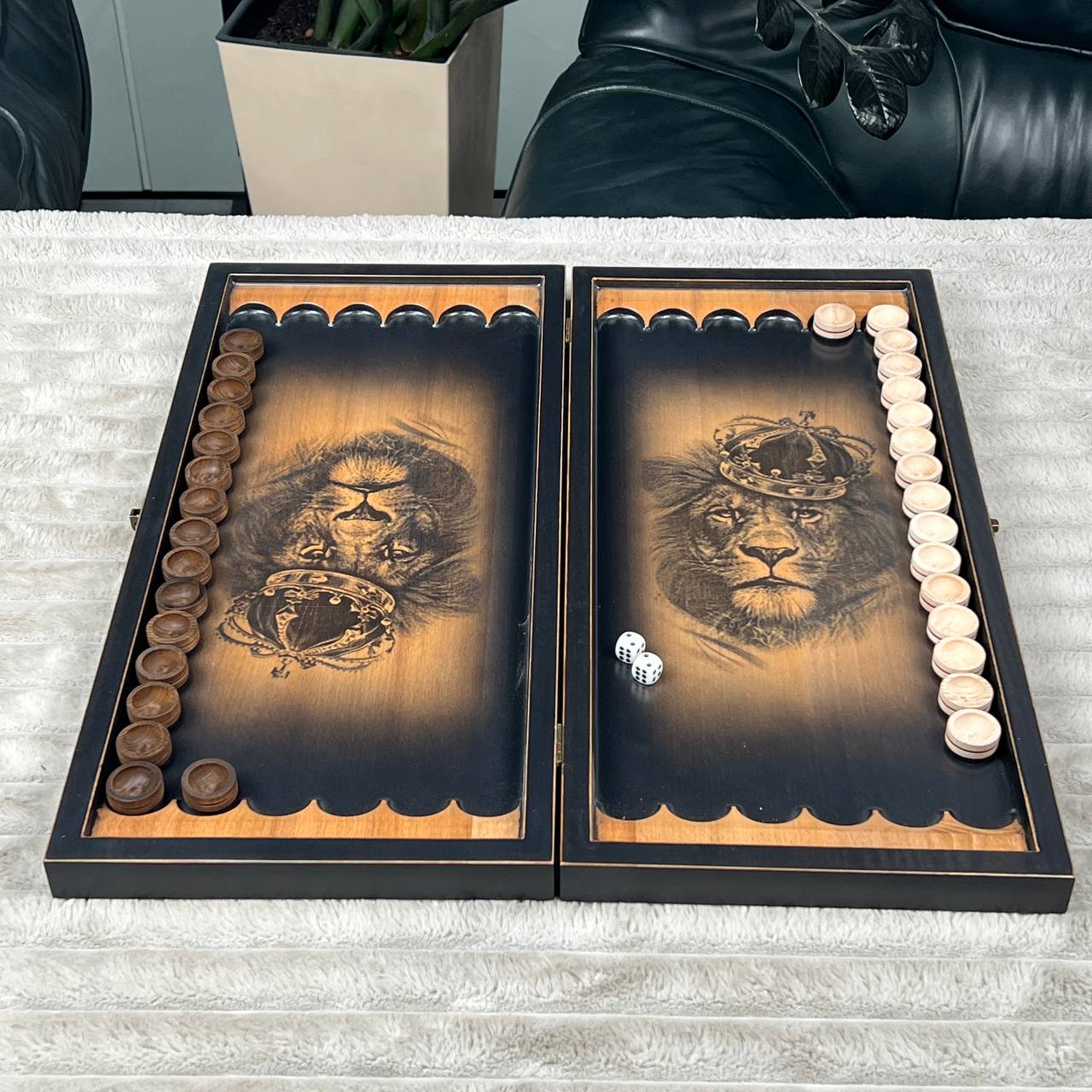 Backgammon en bois « Lion » - 60 x 28 mm, frêne de luxe, motif sculpté, prêt à offrir