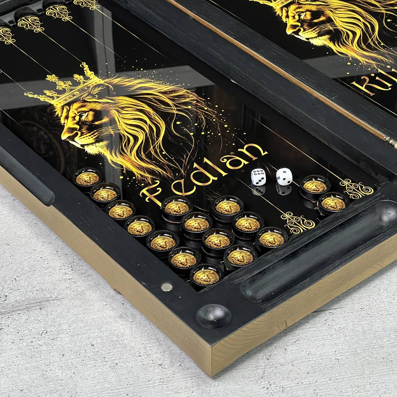 Backgammon en bois artisanal « Lion » avec jetons en résine époxy – Petit, élégant, personnalisable. Prêt à offrir