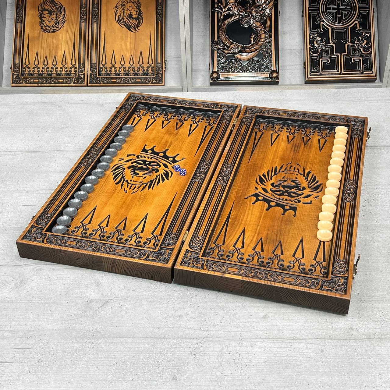 Backgammon aus Holz, geschnitztes Backgammon personalisiert mit Löwe, Backgammon-Set, Geschenk für ihn, personalisiertes Backgammon-Set