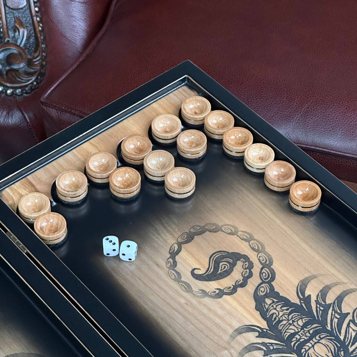 Holz-Backgammon „Skorpion“, 50×23×9 cm. Individuell gestaltet und als Geschenk geeignet.