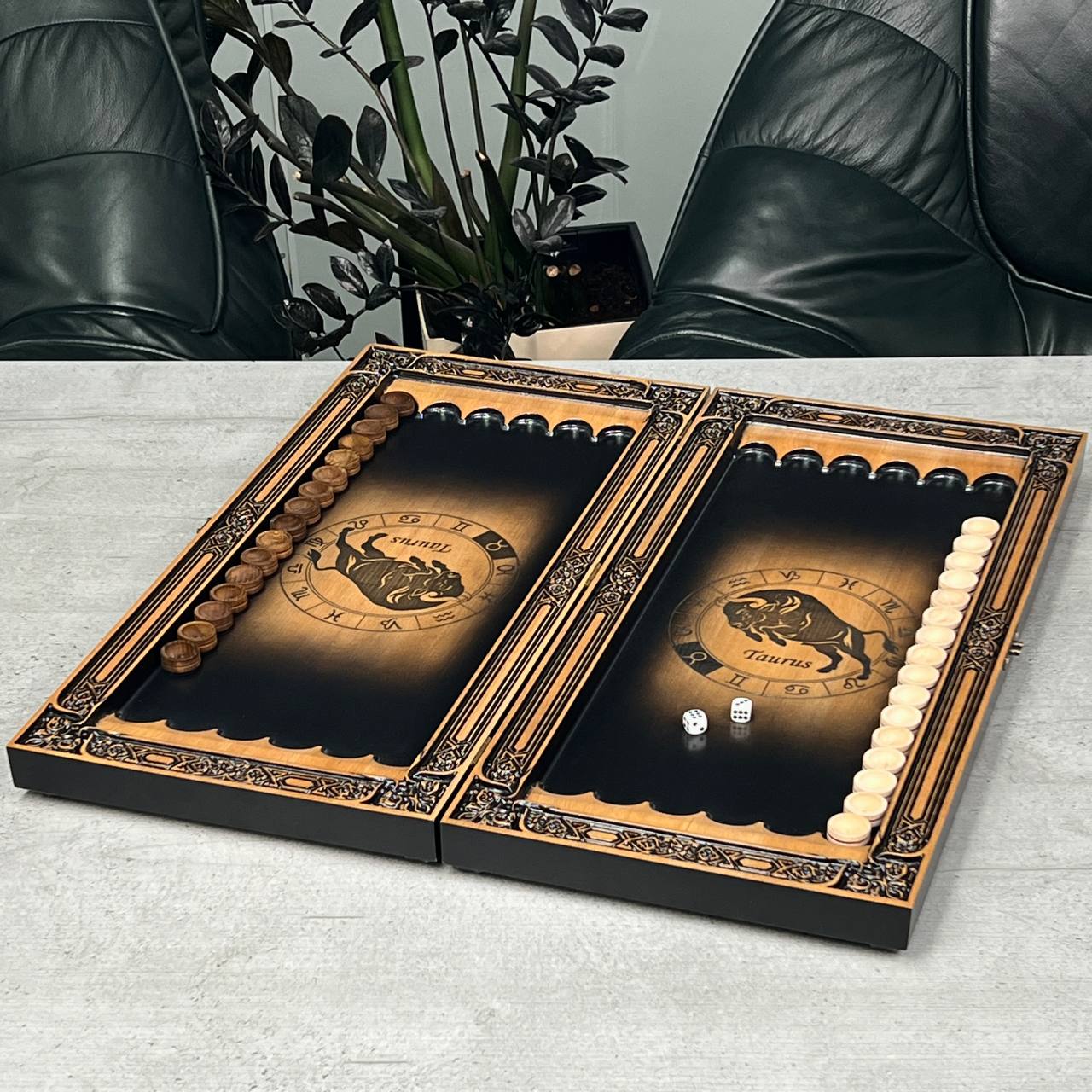 Handgefertigtes Holz-Backgammon „Löwe“ mit Epoxidharz-Chips – Klein, elegant, individuell anpassbar. Geschenkfertig