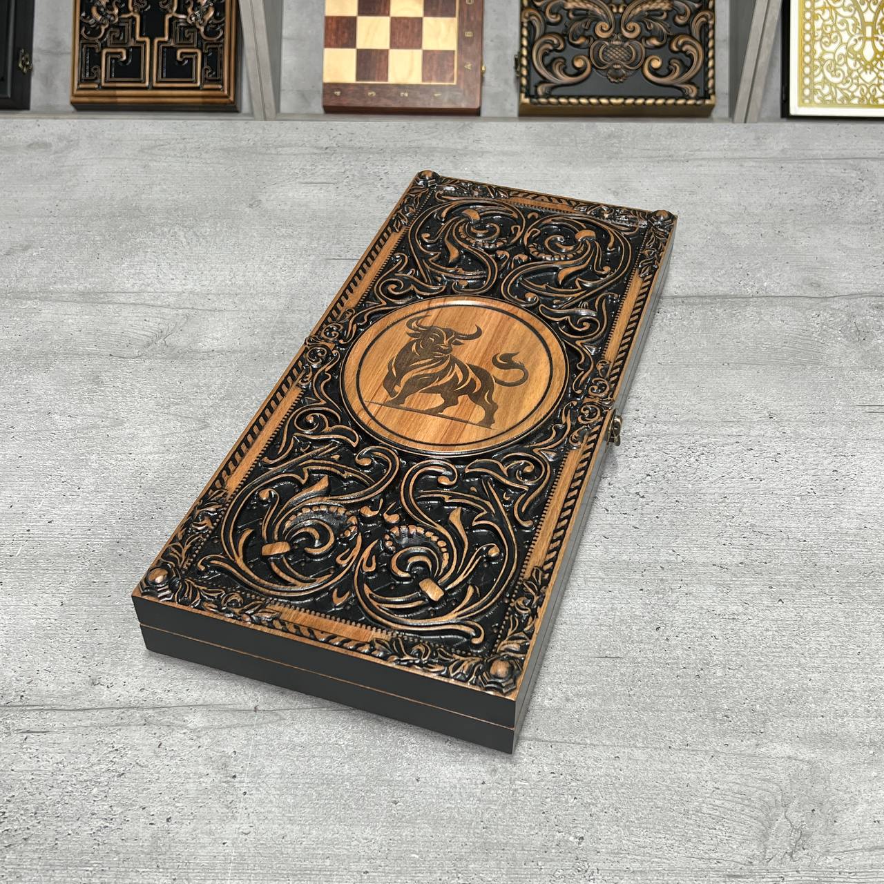 Handgefertigtes Holz-Backgammon „Löwe“ mit Epoxidharz-Chips – Klein, elegant, individuell anpassbar. Geschenkfertig