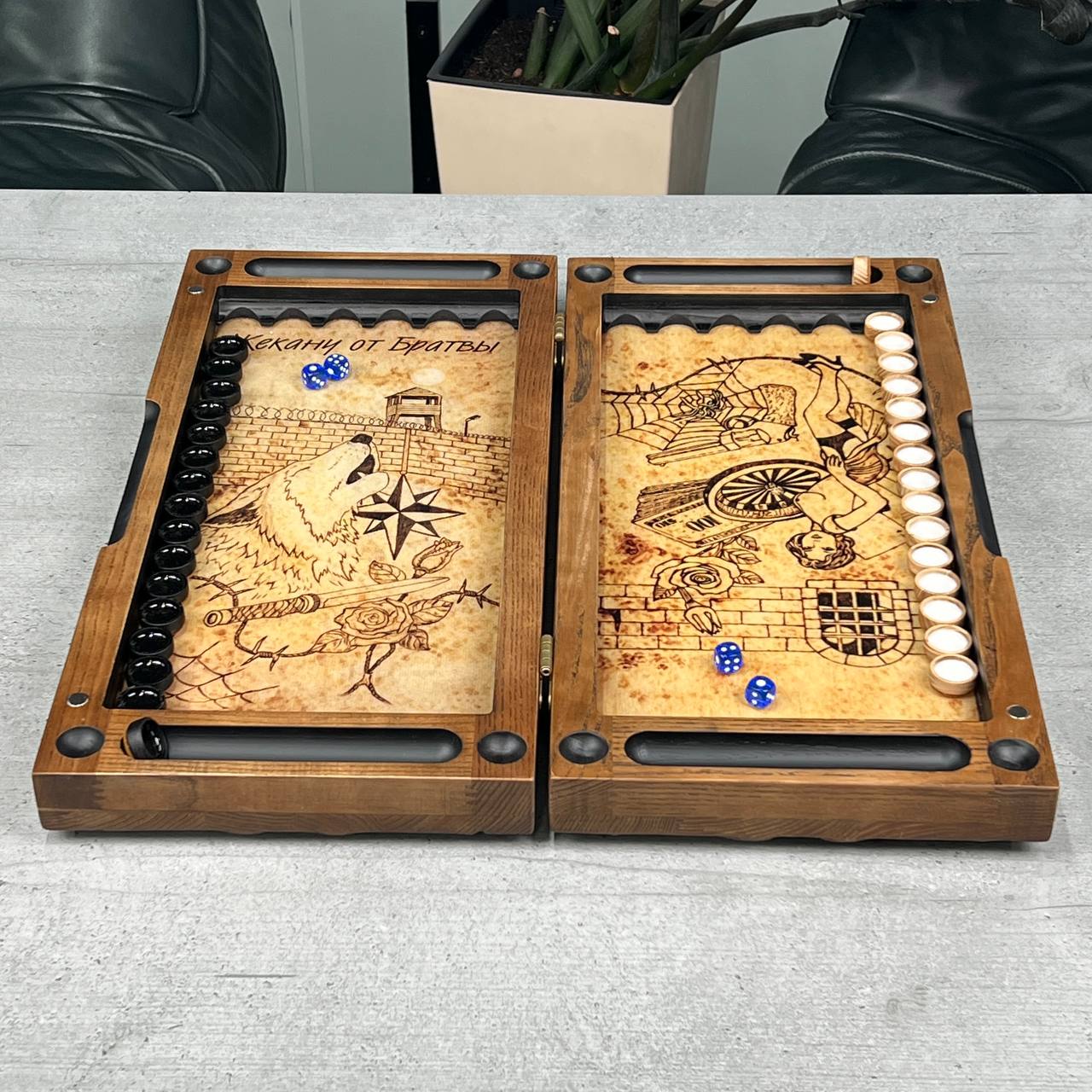 Backgammon en bois artisanal « Lion » avec jetons en résine époxy – Petit, élégant, personnalisable. Prêt à offrir