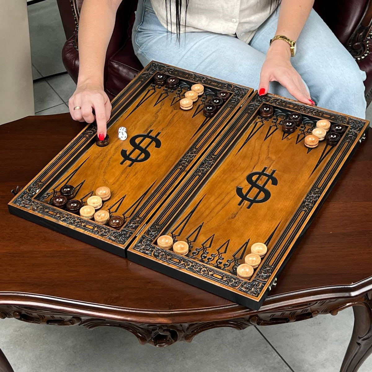 Hölzernes Backgammon-Brettspielset „Dollar“, 46×23×3cm, geschenkfertig und individuell anpassbar.