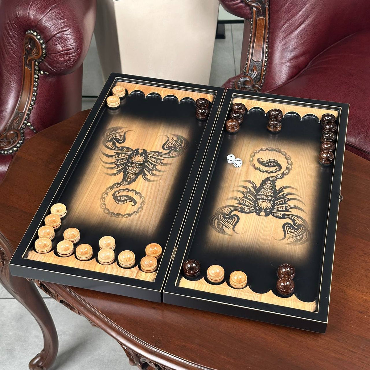 Holz-Backgammon „Skorpion“, 50×23×9 cm. Individuell gestaltet und als Geschenk geeignet.