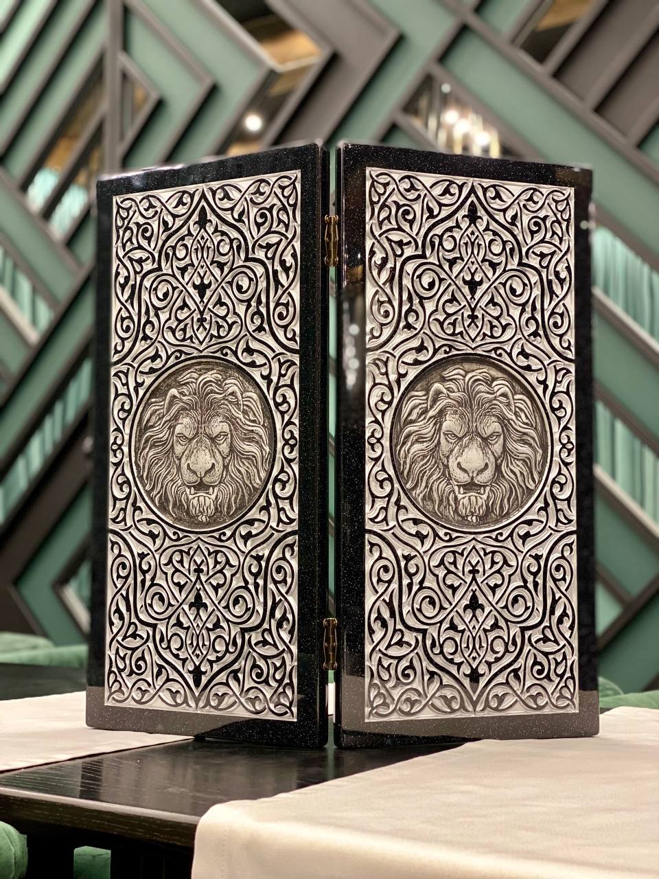 Luxus-Backgammon aus schwarzem Acrylstein "Silver Lion" 58×28cm, Steinbrett Geschenkfertig