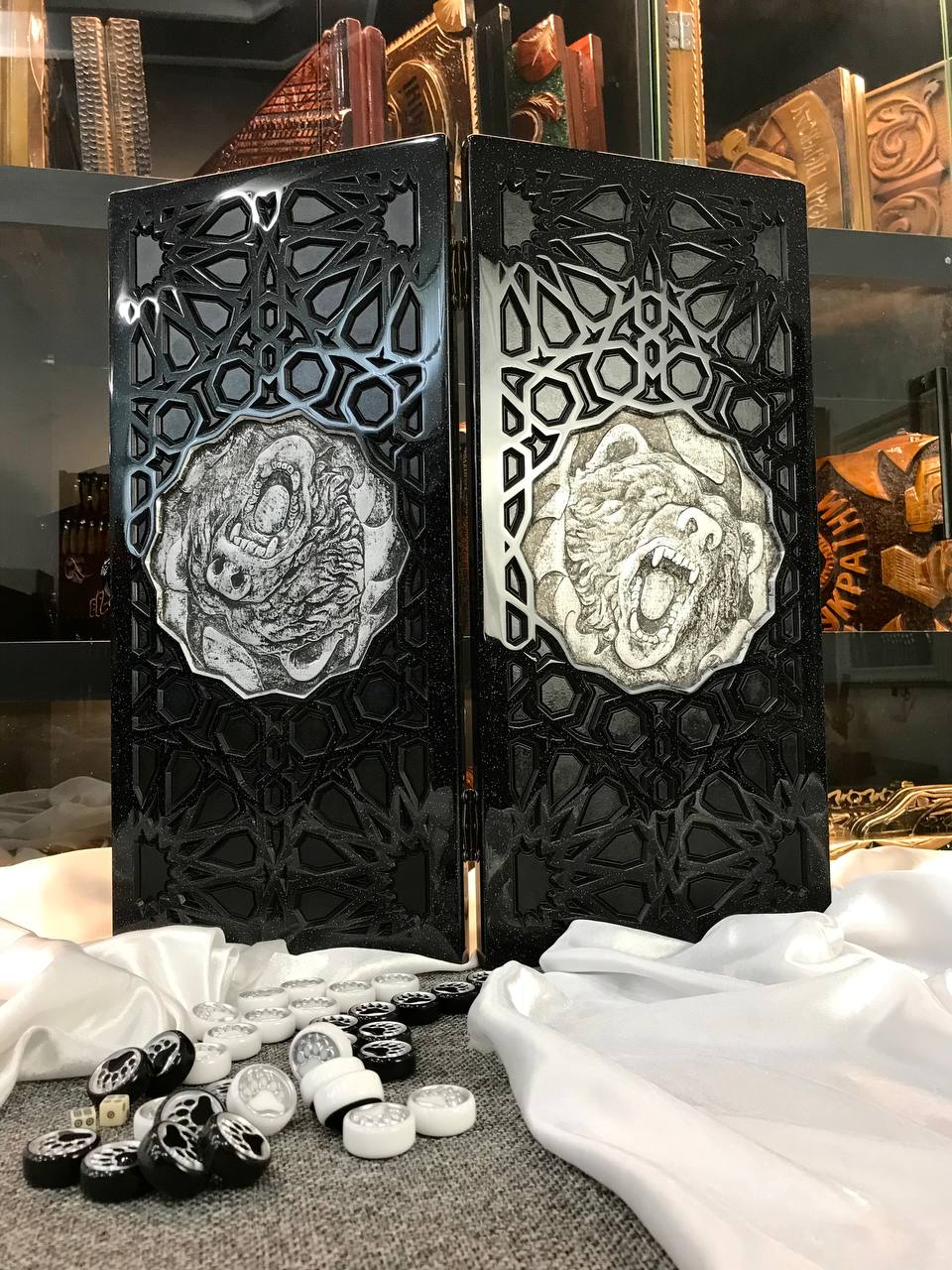 Jeu de backgammon en pierre acrylique noire – Motif « Ours d'argent » (58 × 28 × 5 cm) | Prêt à offrir | Livraison gratuite dans le monde entier 
