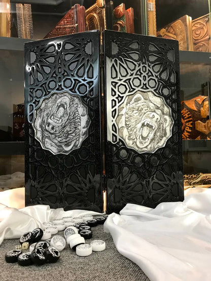 Jeu de backgammon en pierre acrylique noire – Motif « Ours d'argent » (58 × 28 × 5 cm) | Prêt à offrir | Livraison gratuite dans le monde entier 