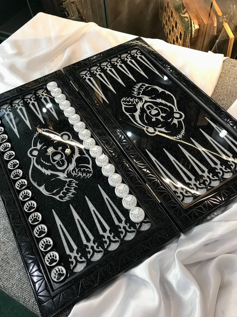 Jeu de backgammon en pierre acrylique noire – Motif « Ours d'argent » (58 × 28 × 5 cm) | Prêt à offrir | Livraison gratuite dans le monde entier 