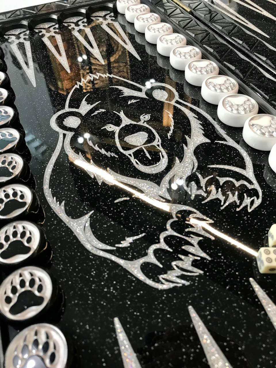Jeu de backgammon en pierre acrylique noire – Motif « Ours d'argent » (58 × 28 × 5 cm) | Prêt à offrir | Livraison gratuite dans le monde entier 