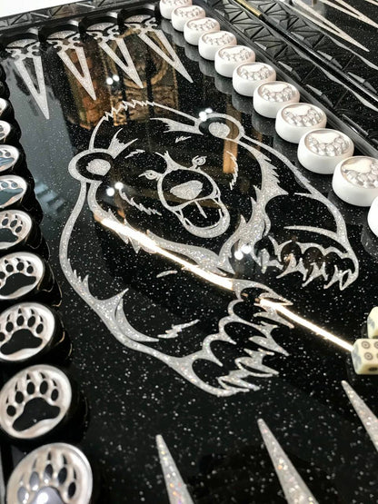 Jeu de backgammon en pierre acrylique noire – Motif « Ours d'argent » (58 × 28 × 5 cm) | Prêt à offrir | Livraison gratuite dans le monde entier 