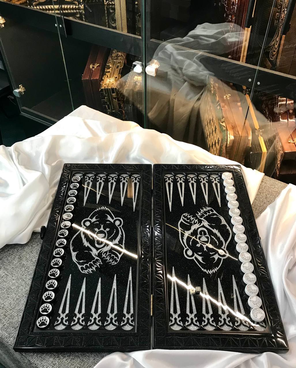 Jeu de backgammon en pierre acrylique noire – Motif « Ours d'argent » (58 × 28 × 5 cm) | Prêt à offrir | Livraison gratuite dans le monde entier 