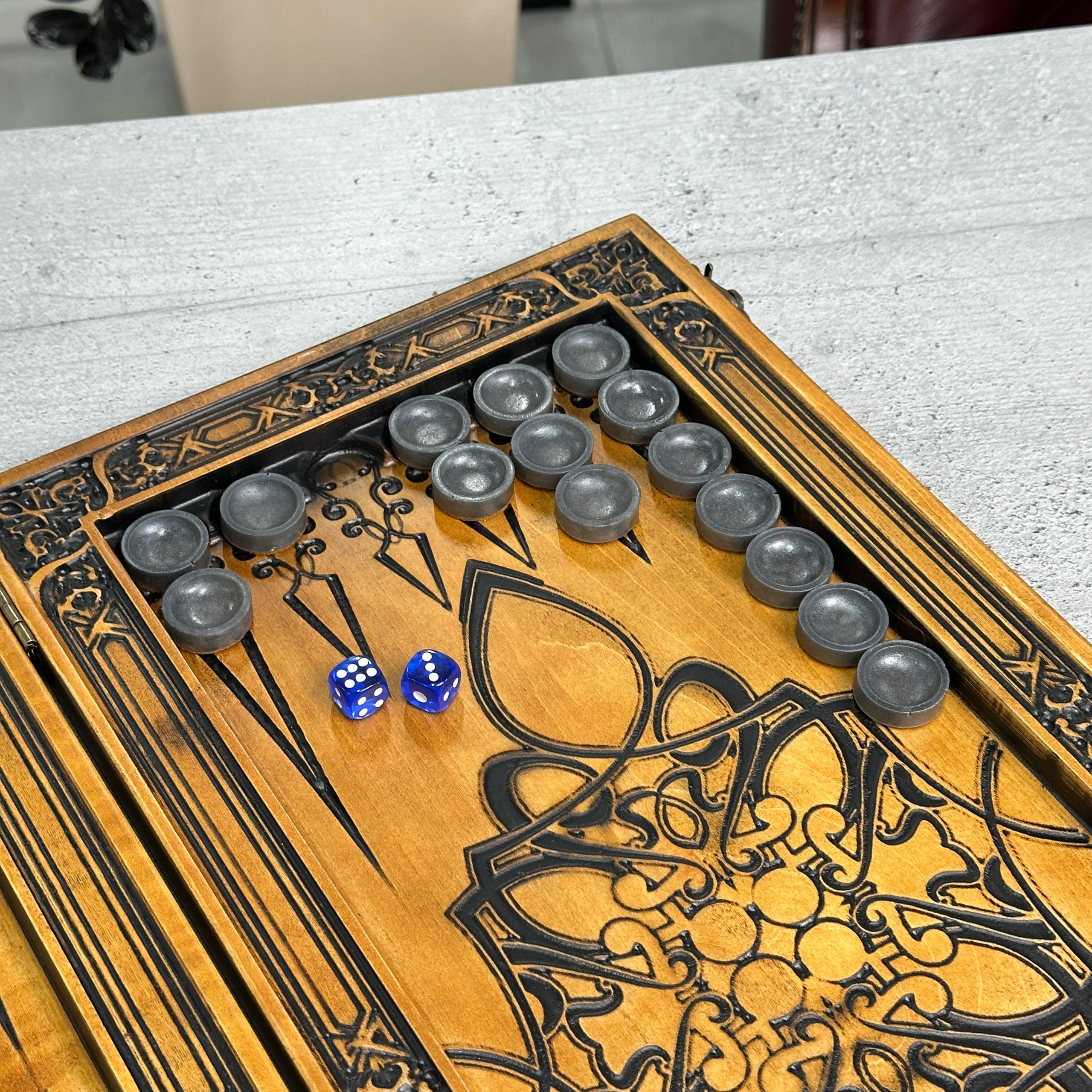 Hölzernes Backgammon-Set „Löwe“ – Luxuriöses Eschenholz, geschnitztes Design, geschenkfertig