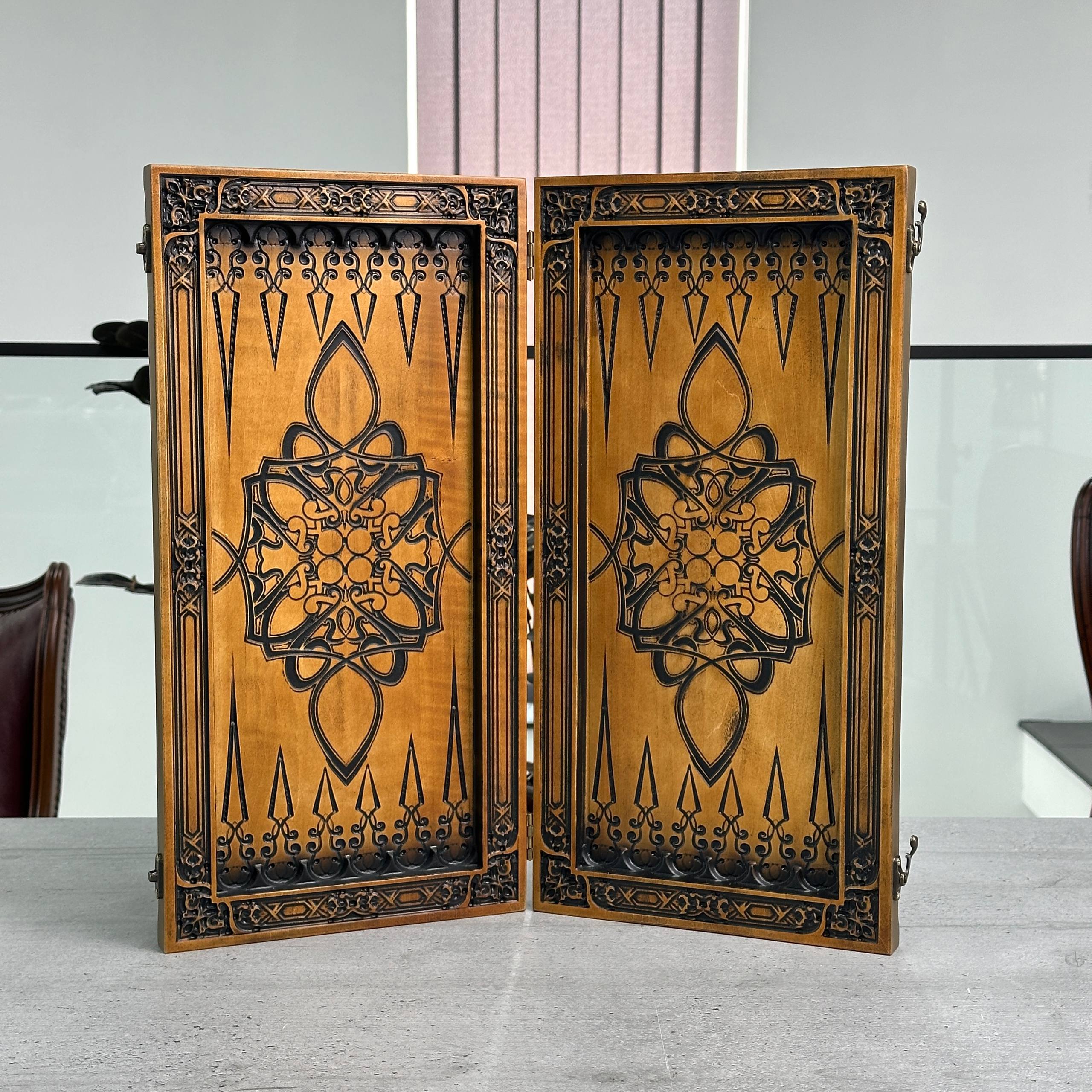 Hölzernes Backgammon-Set „Löwe“ – Luxuriöses Eschenholz, geschnitztes Design, geschenkfertig