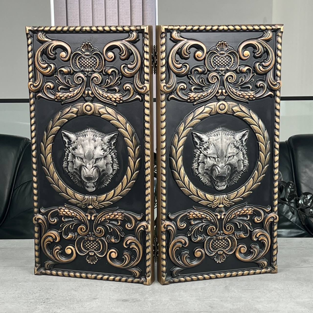 Jeu de backgammon en bois « Lion » – Bois de frêne de luxe, motif sculpté, prêt à offrir