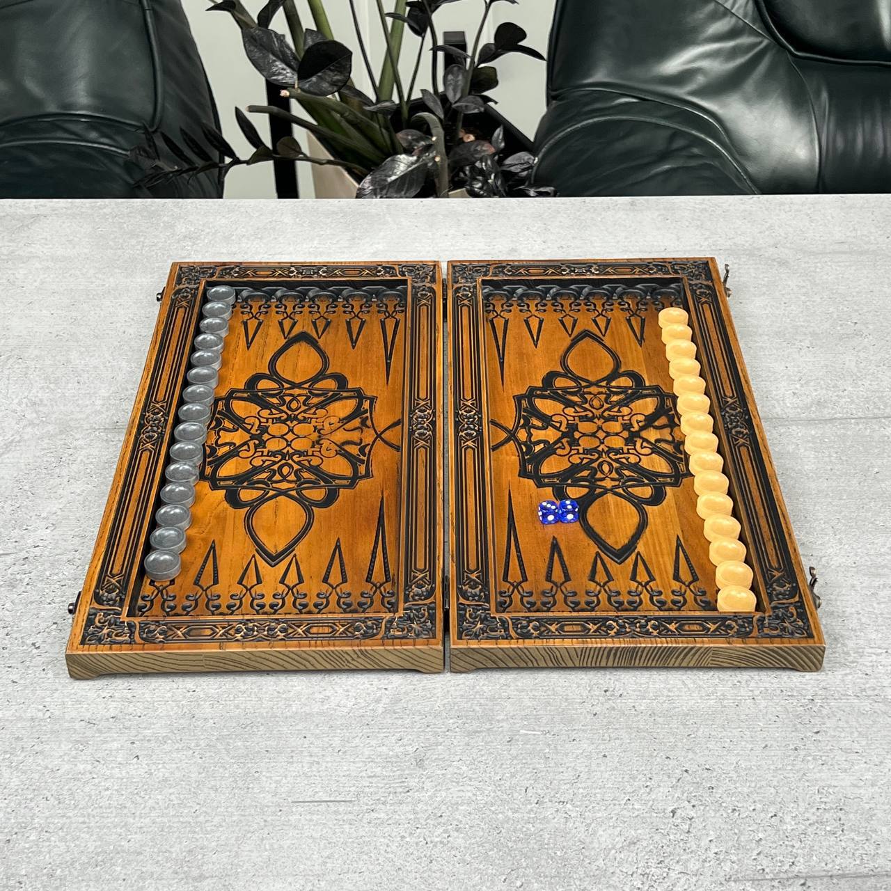 Hölzernes Backgammon-Set „Löwe“ – Luxuriöses Eschenholz, geschnitztes Design, geschenkfertig