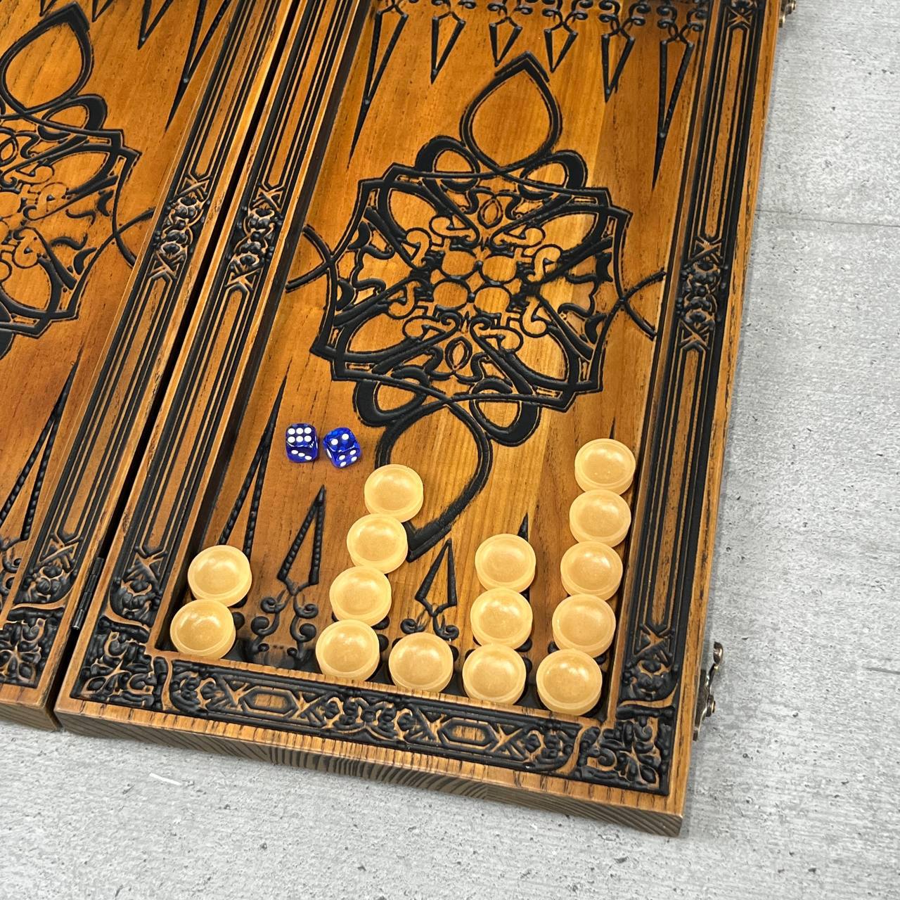 Hölzernes Backgammon-Set „Löwe“ – Luxuriöses Eschenholz, geschnitztes Design, geschenkfertig
