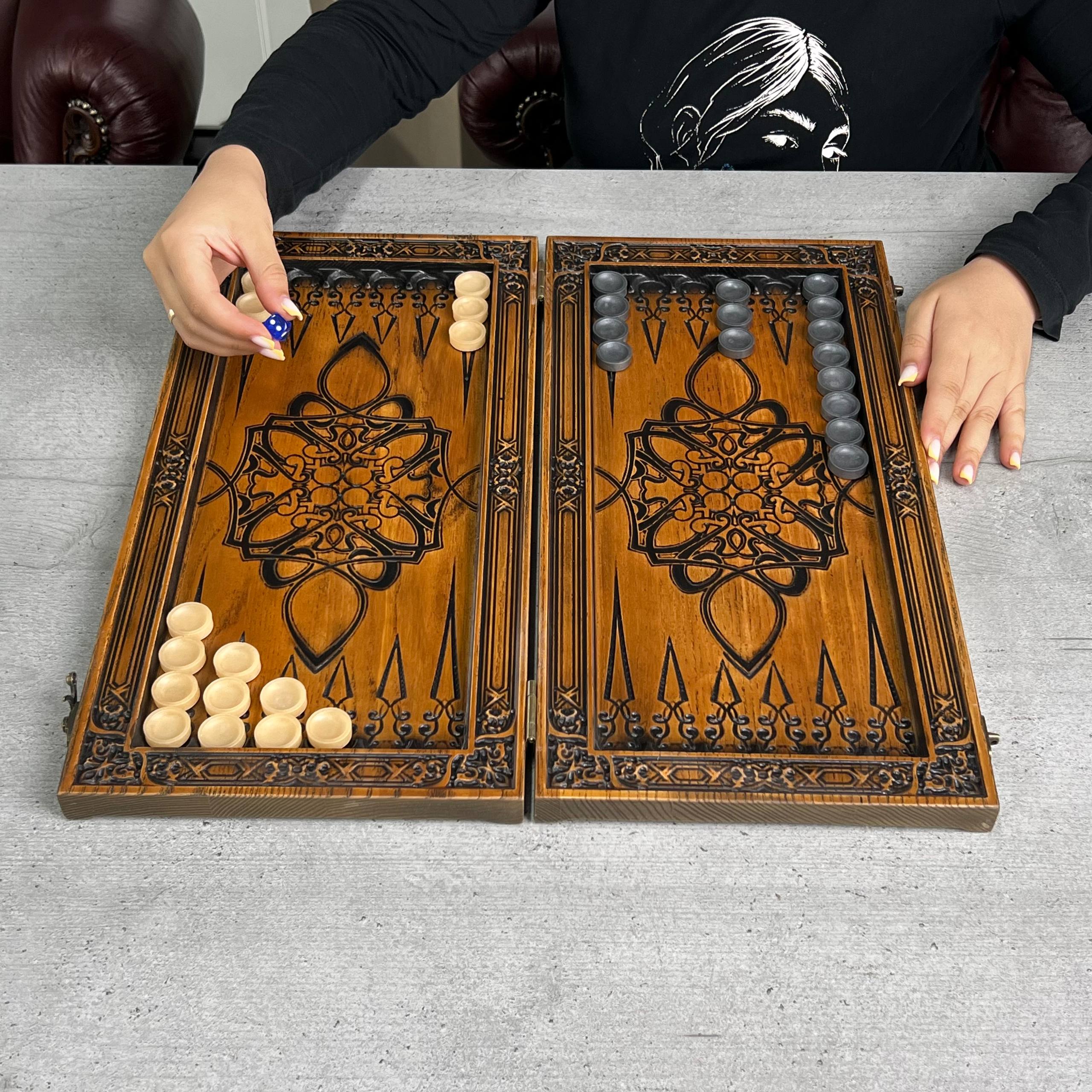 Backgammon aus Holz, geschnitztes Backgammon personalisiert mit Löwe, Backgammon-Set, Geschenk für ihn, personalisiertes Backgammon-Set