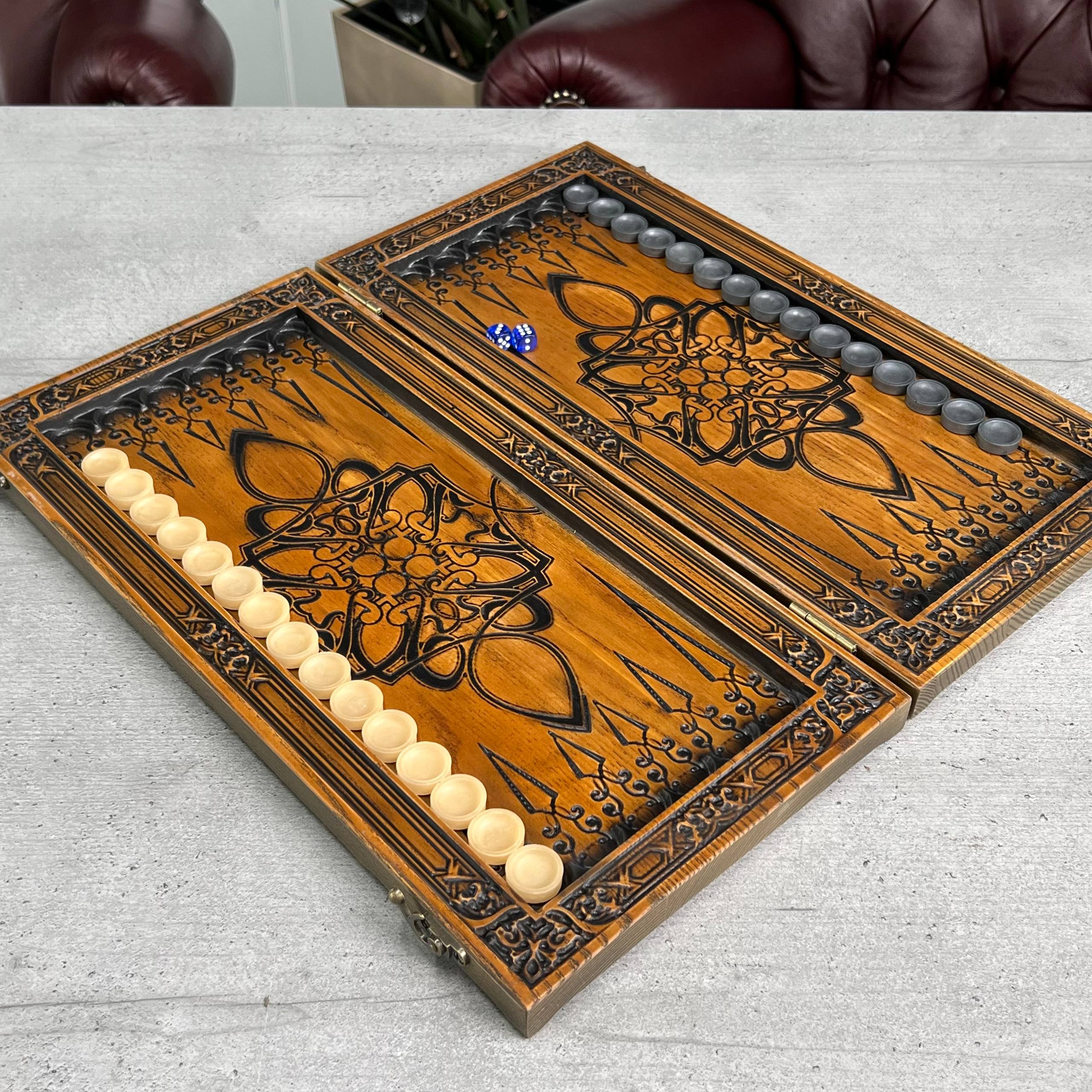 Backgammon aus Holz, geschnitztes Backgammon personalisiert mit Löwe, Backgammon-Set, Geschenk für ihn, personalisiertes Backgammon-Set