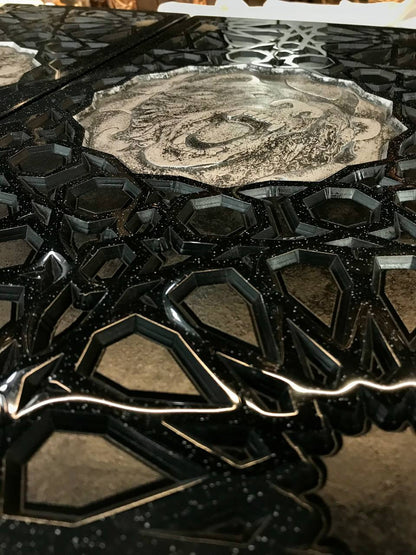 Jeu de backgammon en pierre acrylique noire – Motif « Ours d'argent » (58 × 28 × 5 cm) | Prêt à offrir | Livraison gratuite dans le monde entier 