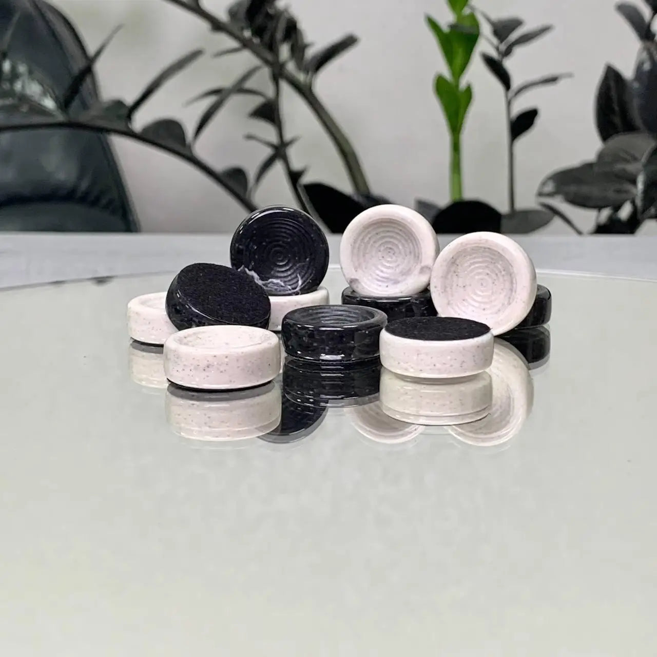 Jeu de dames en assortiment, 29 mm. Pour le jeu de backgammon et de dames. 