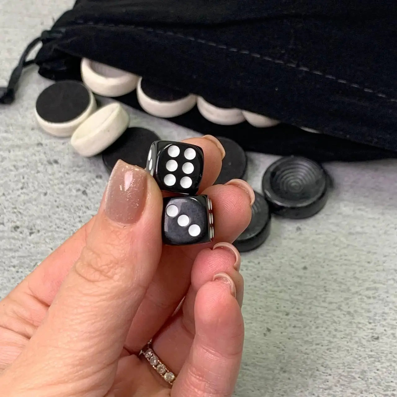 Jeu de dames en assortiment, 29 mm. Pour le jeu de backgammon et de dames. 