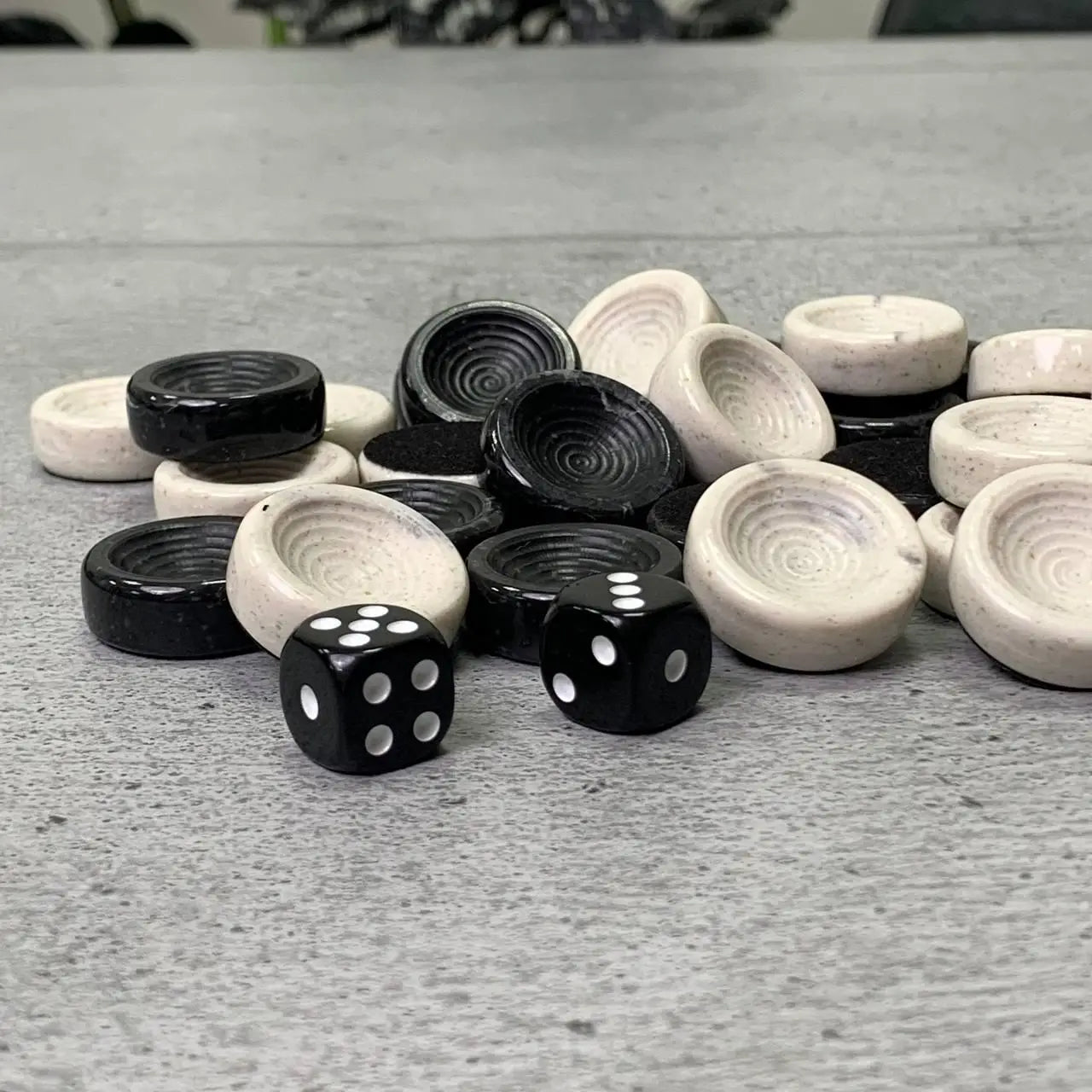 Jeu de dames en assortiment, 29 mm. Pour le jeu de backgammon et de dames. 