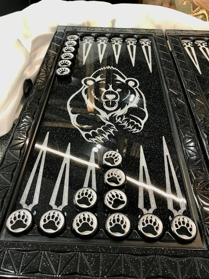 Jeu de backgammon en pierre acrylique noire – Motif « Ours d'argent » (58 × 28 × 5 cm) | Prêt à offrir | Livraison gratuite dans le monde entier 
