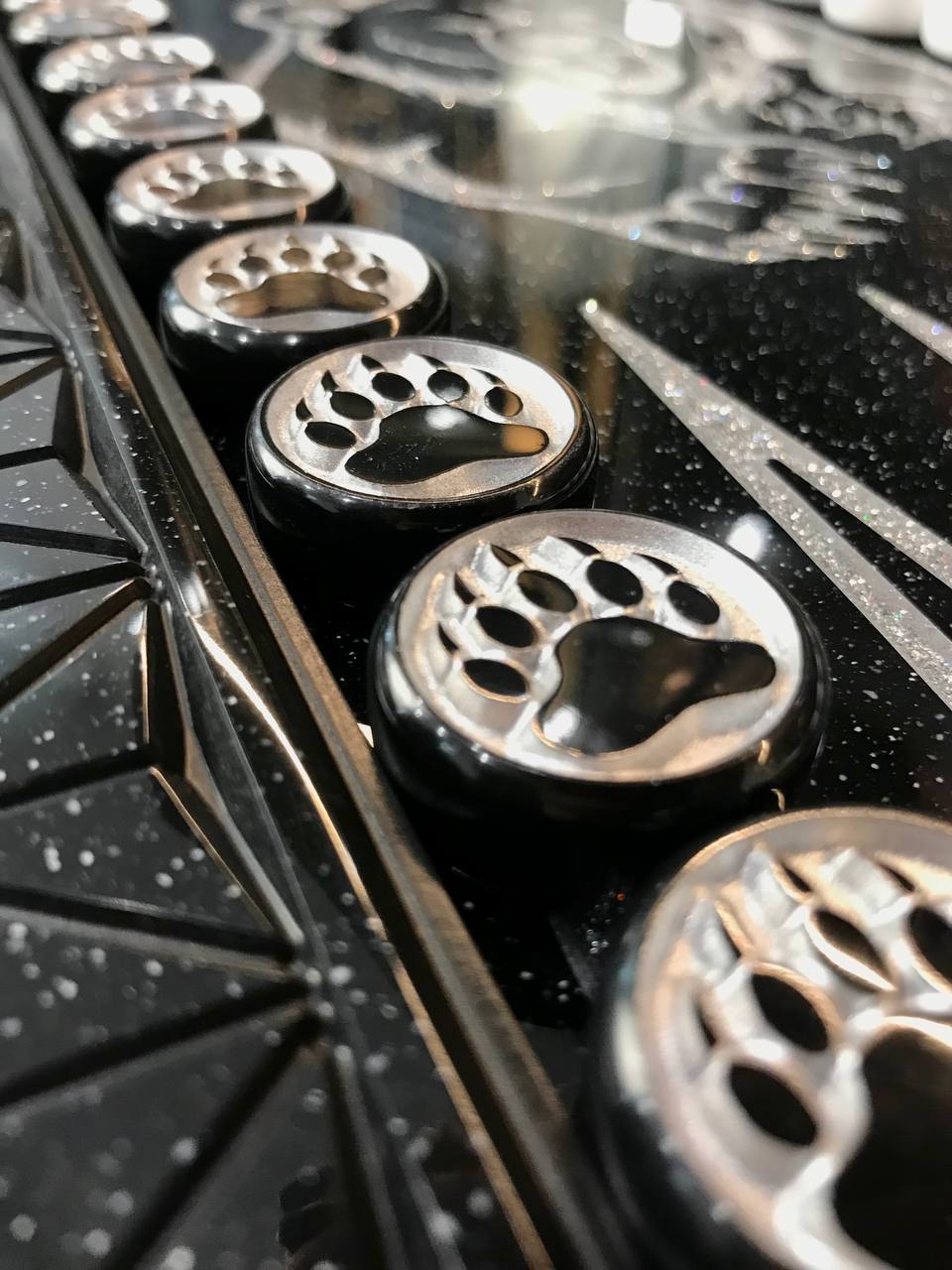 Jeu de backgammon en pierre acrylique noire – Motif « Ours d'argent » (58 × 28 × 5 cm) | Prêt à offrir | Livraison gratuite dans le monde entier 