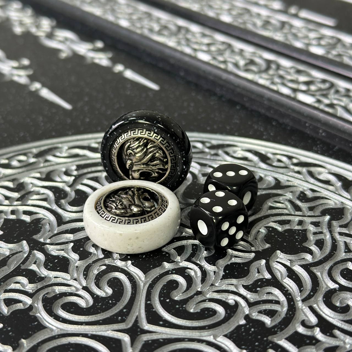 Luxus-Backgammon aus schwarzem Acrylstein "Silver Lion" 47×23cm, Steinbrett, Geschenkfertig | Kostenlose weltweite Lieferung