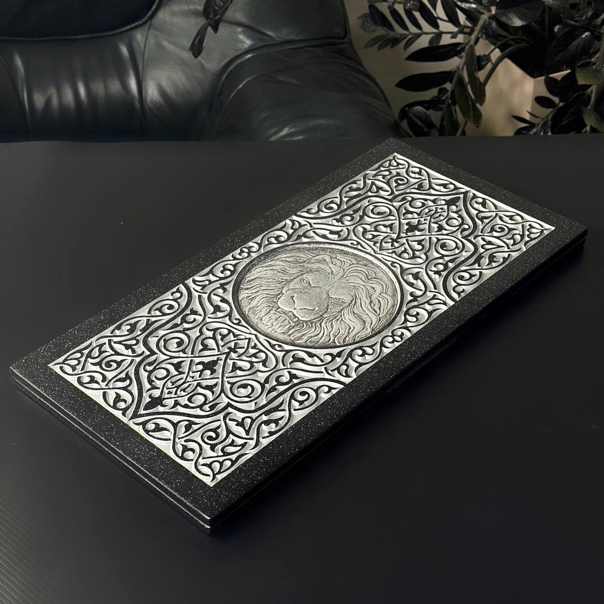 Luxus-Backgammon aus schwarzem Acrylstein "Silver Lion" 47×23cm, Steinbrett, Geschenkfertig | Kostenlose weltweite Lieferung