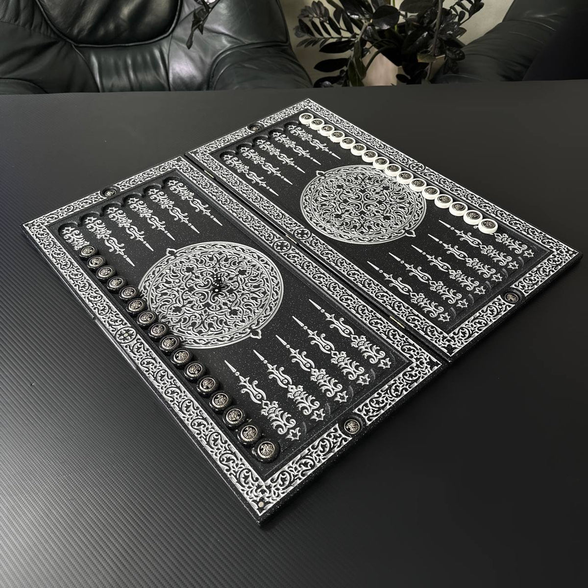 Luxus-Backgammon aus schwarzem Acrylstein "Silver Lion" 47×23cm, Steinbrett, Geschenkfertig | Kostenlose weltweite Lieferung