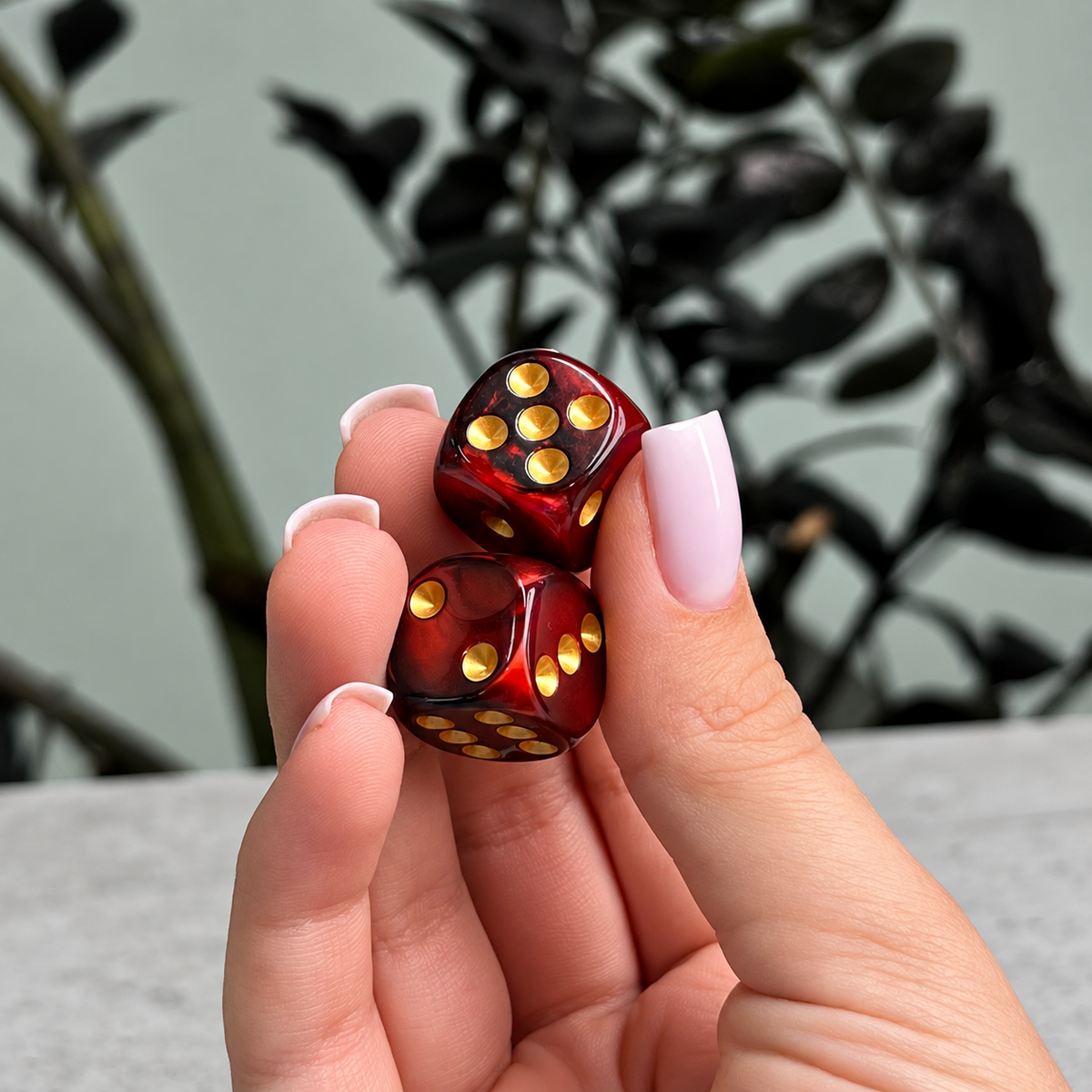 Paire de dés en plastique pour compléter votre jeu dans l'assortiment.