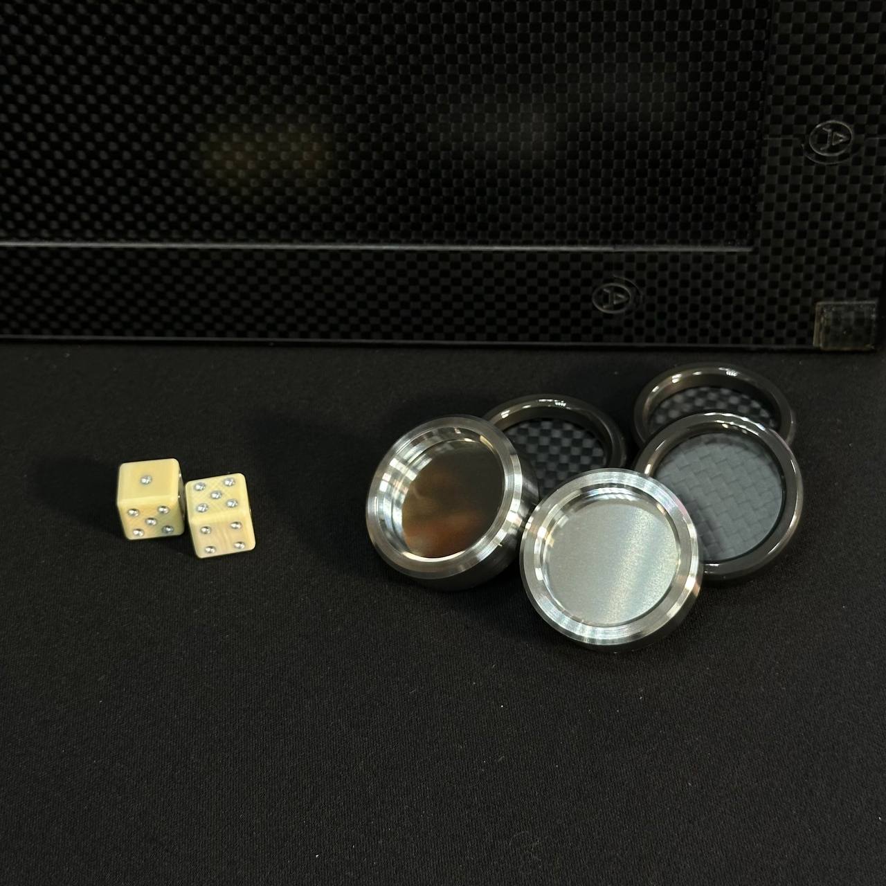 Luxuriöses VIP Carbon Backgammon Set auf Aluminium Carbon Basis, 61*26,5cm, Geschenkfertig