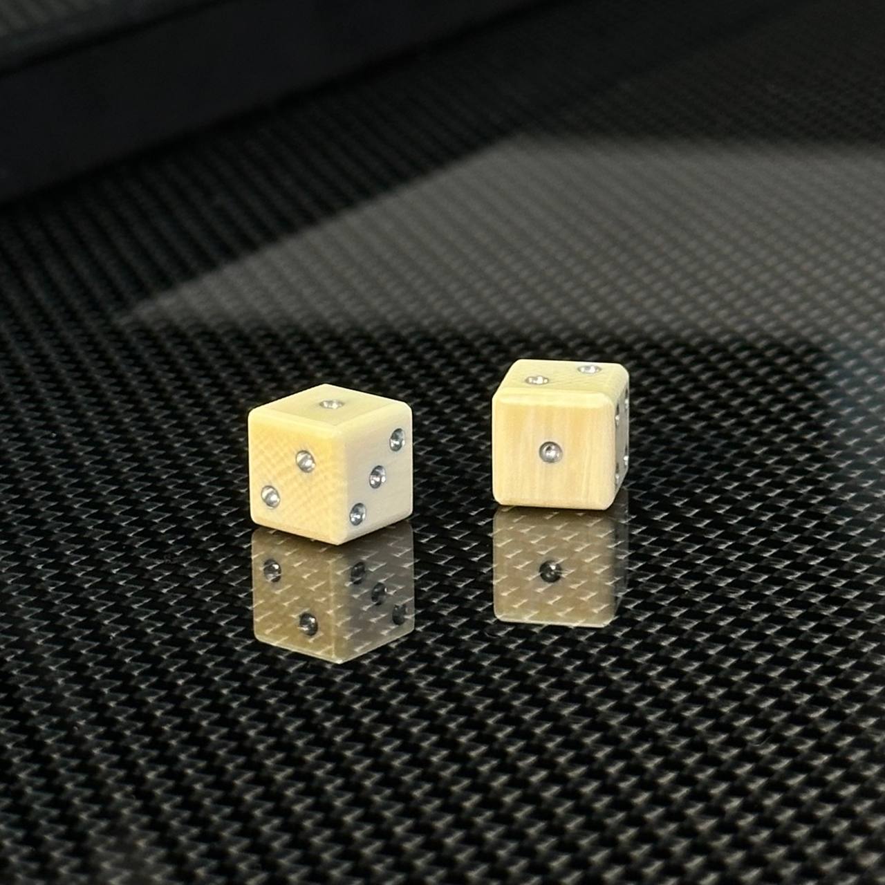 Luxuriöses VIP Carbon Backgammon Set auf Aluminium Carbon Basis, 61*26,5cm, Geschenkfertig