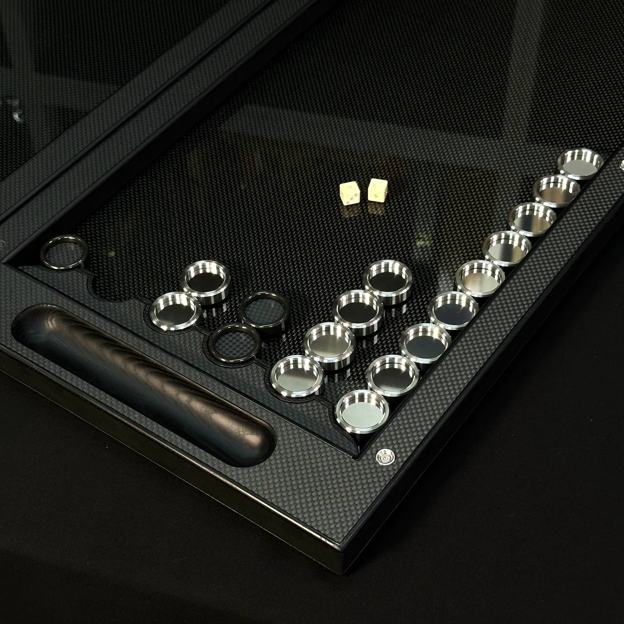 Luxuriöses VIP Carbon Backgammon Set auf Aluminium Carbon Basis, 61*26,5cm, Geschenkfertig
