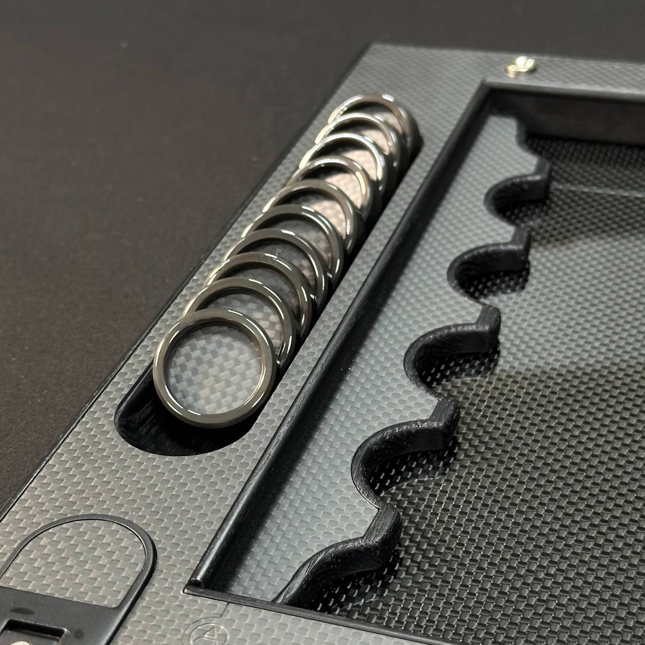 Luxuriöses VIP Carbon Backgammon Set auf Aluminium Carbon Basis, 61*26,5cm, Geschenkfertig