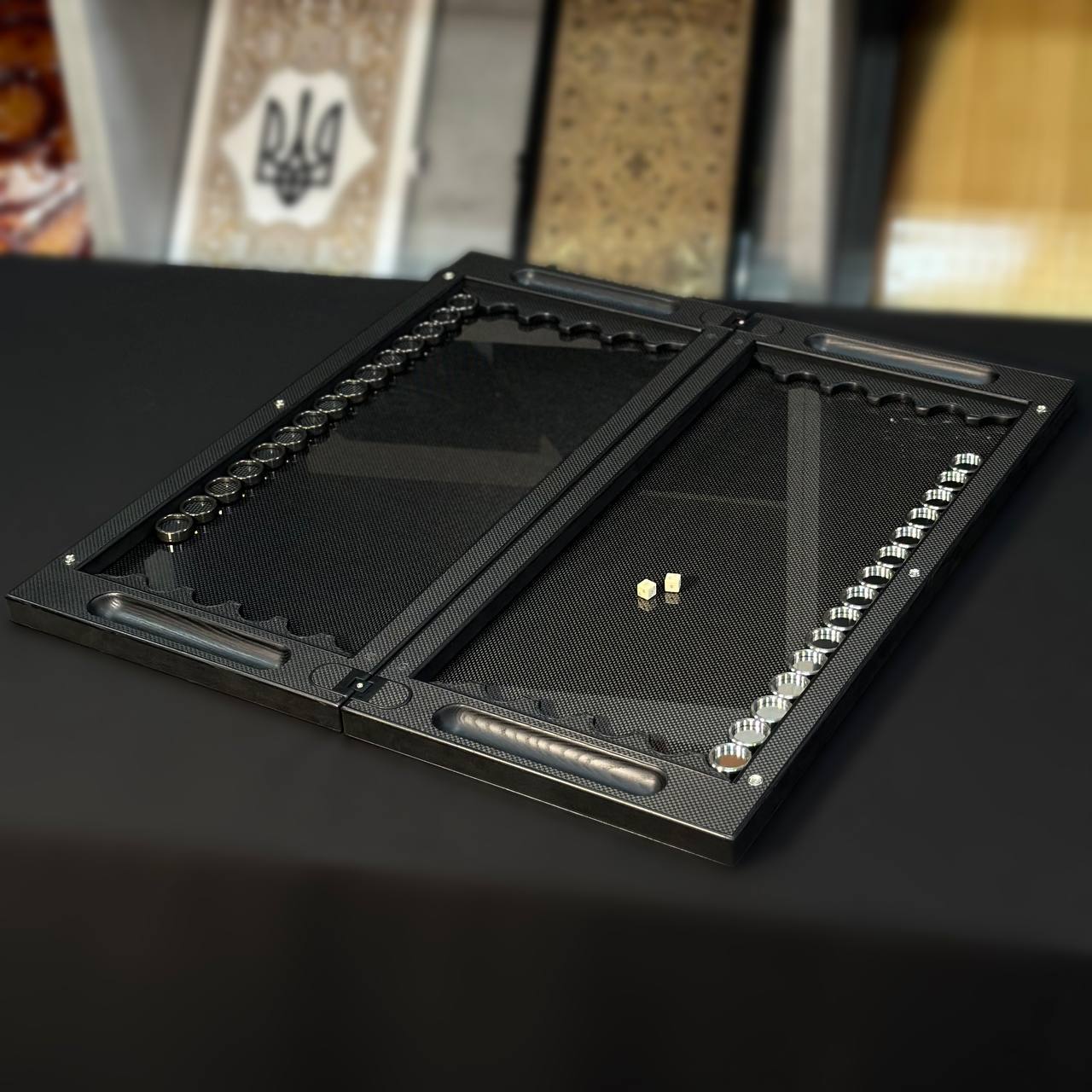 Luxuriöses VIP Carbon Backgammon Set auf Aluminium Carbon Basis, 61*26,5cm, Geschenkfertig