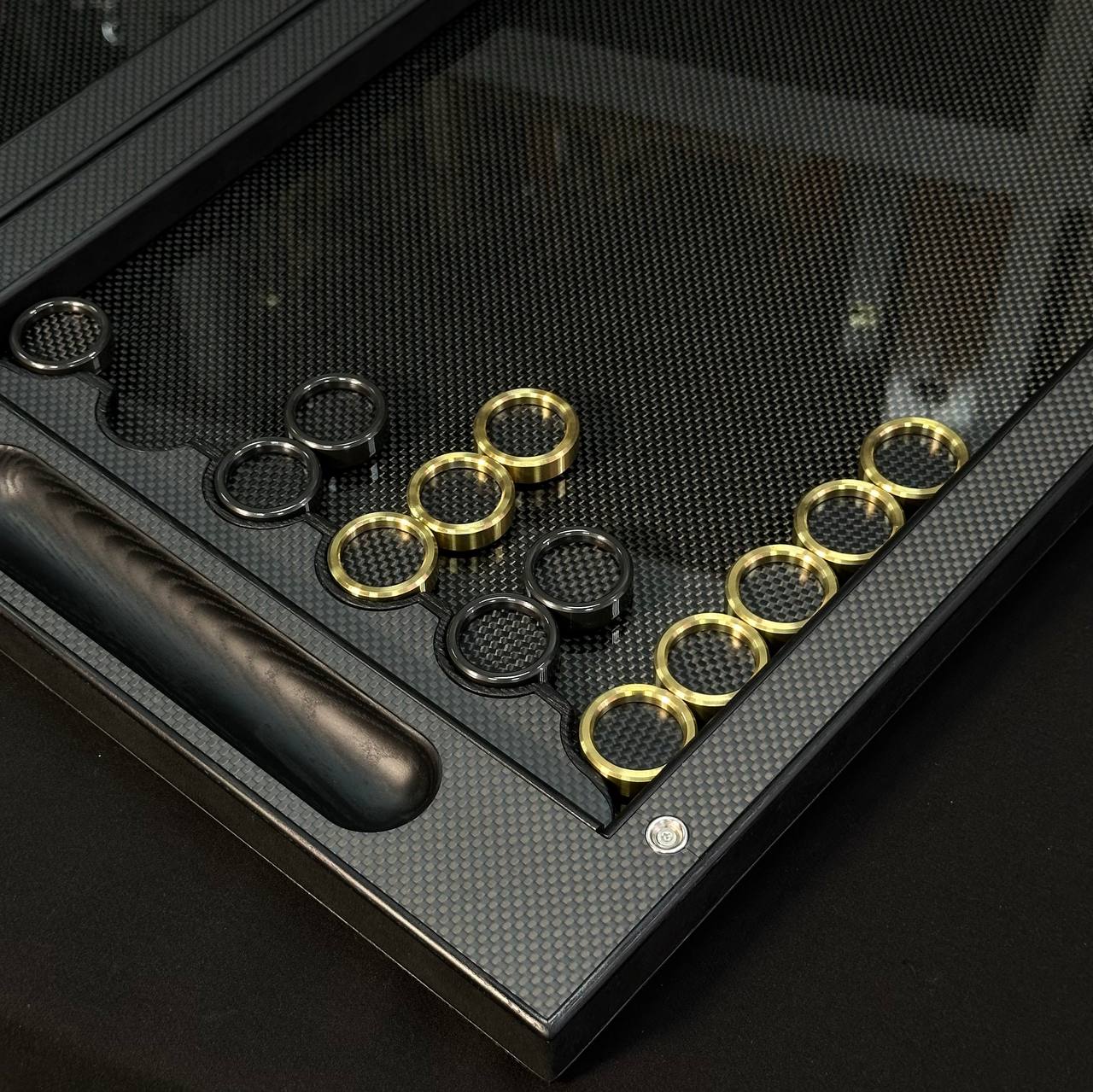 Luxuriöses VIP Carbon Backgammon Set auf Aluminium Carbon Basis, 61*26,5cm, Geschenkfertig