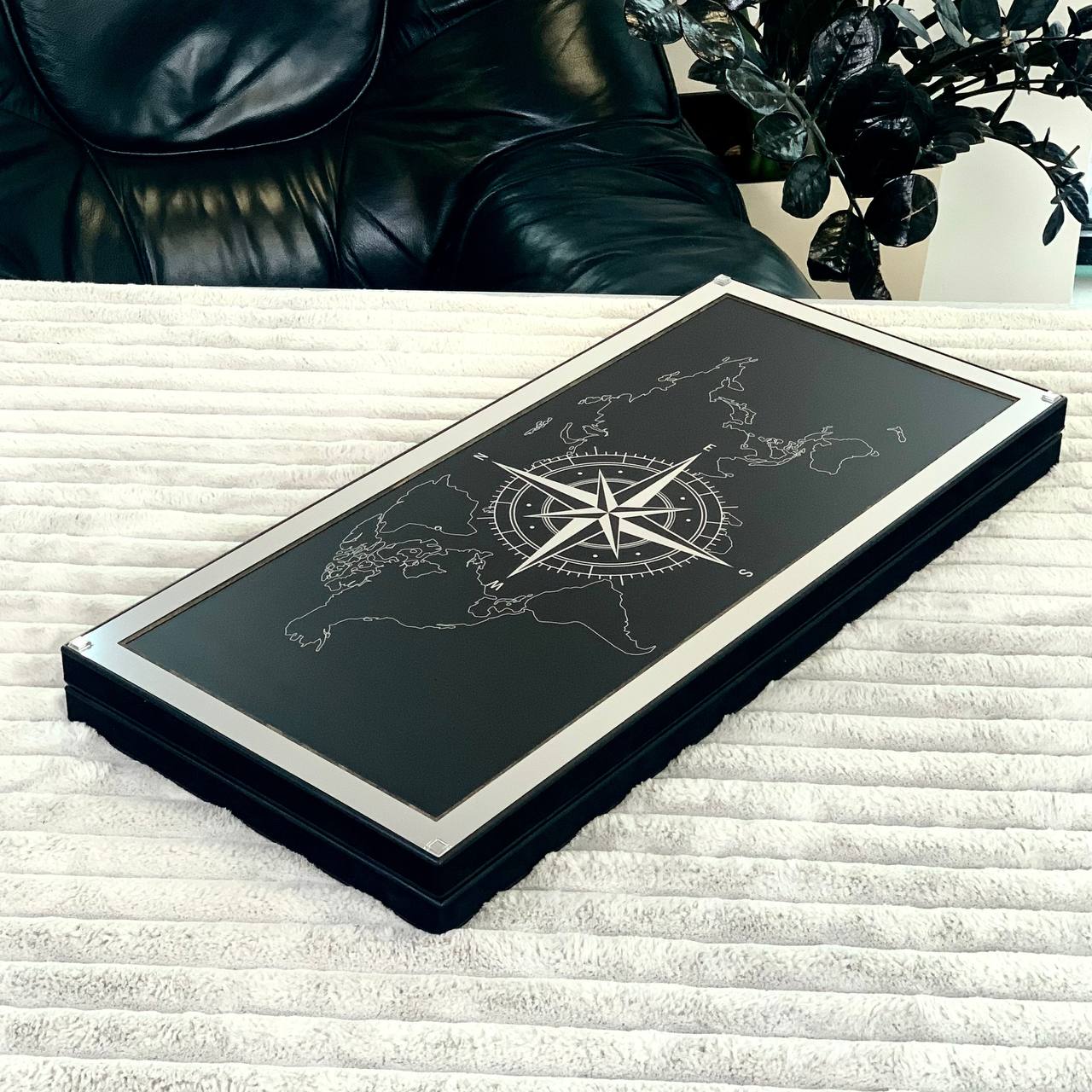 Jeu de backgammon en métal haut de gamme – Motif carte, acier inoxydable et verre trempé | Livraison gratuite dans le monde entier ; prêt à offrir