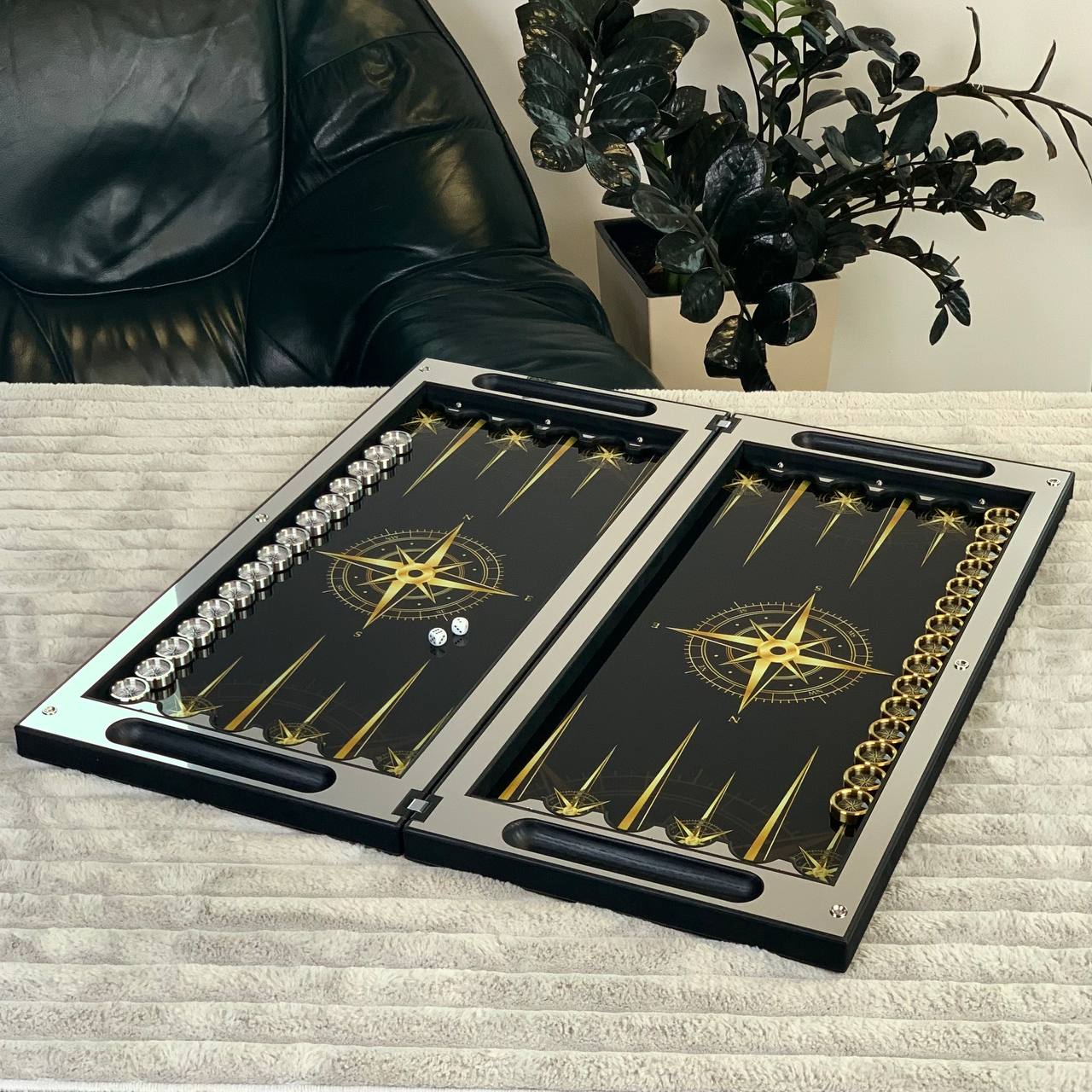 Jeu de backgammon en métal haut de gamme – Motif carte, acier inoxydable et verre trempé | Livraison gratuite dans le monde entier ; prêt à offrir