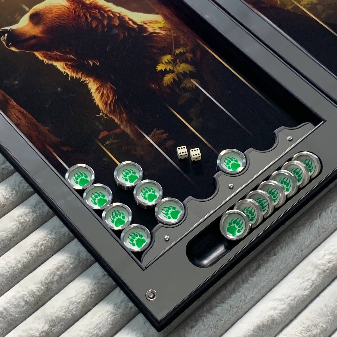 Anspruchsvolles Metall-Backgammon mit gehärtetem Glas – Exklusives Design, individuell anpassbar und als Geschenk geeignet