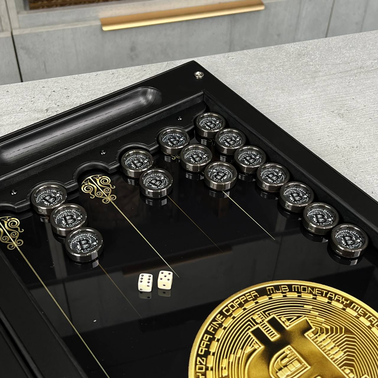 Luxuriöses Backgammon aus Metall mit gehärtetem Glas – Exklusives Design, handgefertigt, anpassbar