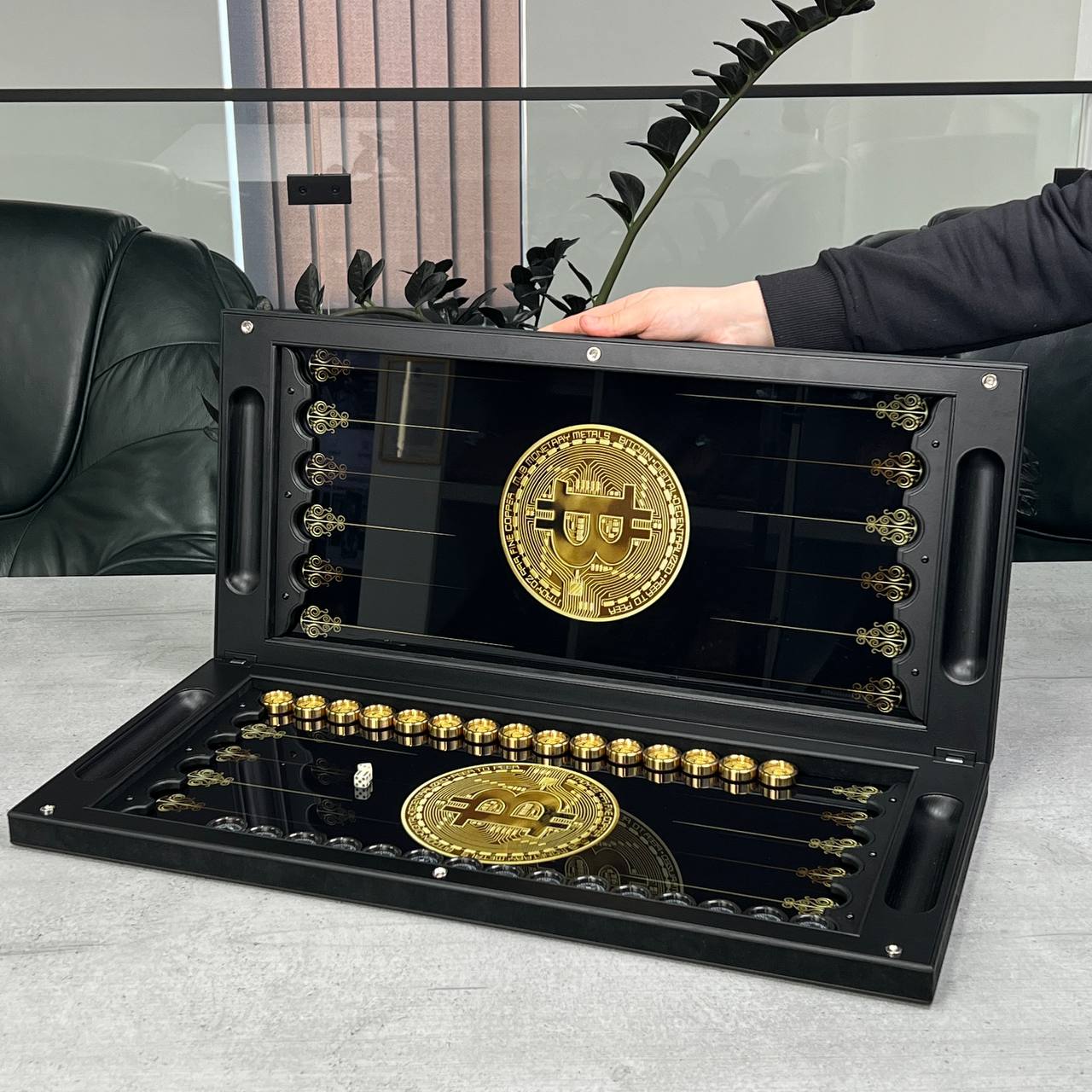 Luxuriöses Backgammon aus Metall mit gehärtetem Glas – Exklusives Design, handgefertigt, anpassbar