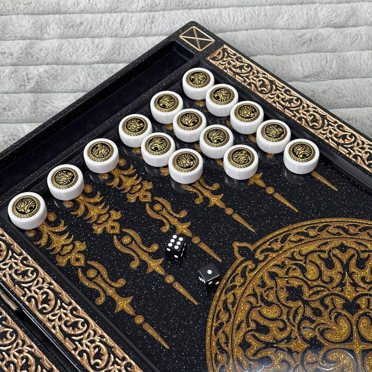 Luxus-Backgammon aus schwarzem Acrylstein „Goldener Löwe“, 58 x 28 cm, Premium-Brett, fertig zum Verschenken