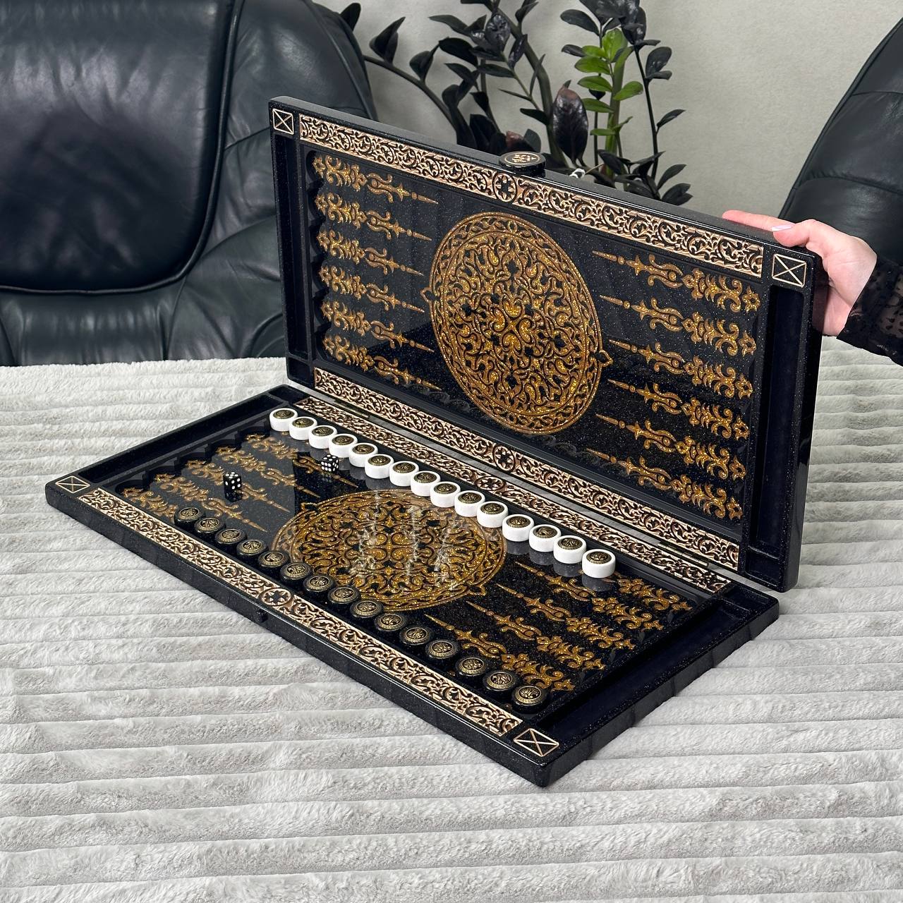 Luxus-Backgammon aus schwarzem Acrylstein „Goldener Löwe“, 58 x 28 cm, Premium-Brett, fertig zum Verschenken